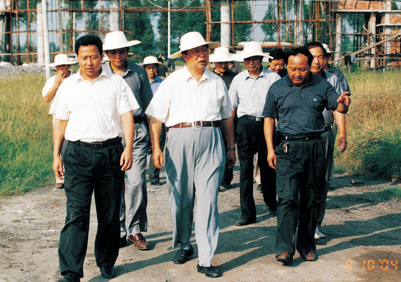 2004年8月10日，省政協(xié)主席王生鐵在市委書(shū)記劉雪榮的陪同下視察聚丙烯工程建設(shè)