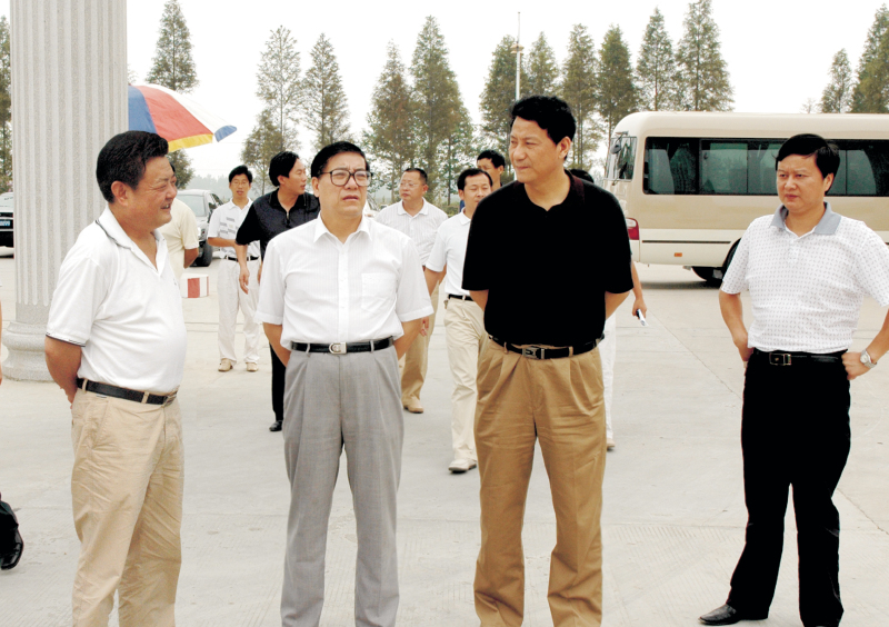  2006年9月1日，湖北省委常委、統(tǒng)戰(zhàn)部部長蘇曉云蒞臨我公司考察，張嗣義書記陪同