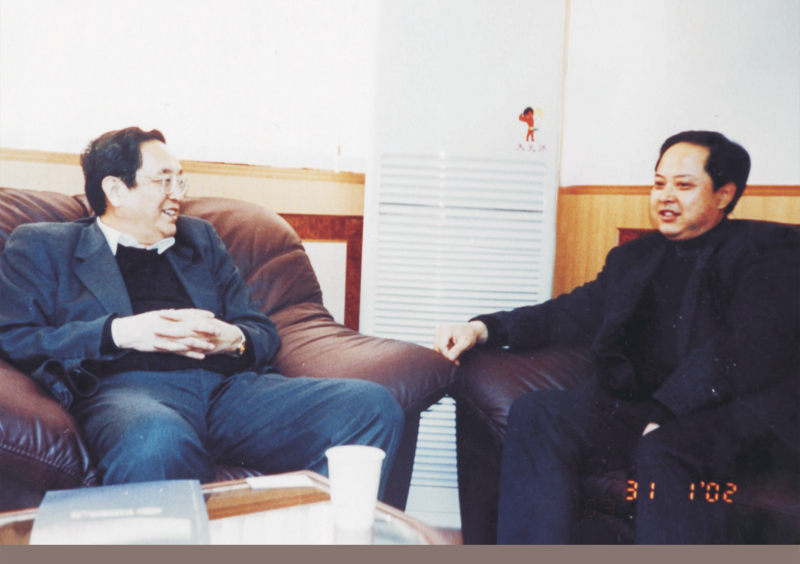 2002年1月31日，中央政治局委員、湖北省委書(shū)記俞正聲在省委辦公室親切接見(jiàn)舒心先生 