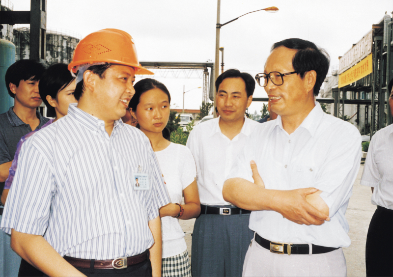 1998年8月1日，湖北省委書(shū)記賈志杰在舒心先生的陪同下，對(duì)我公司進(jìn)行了視察